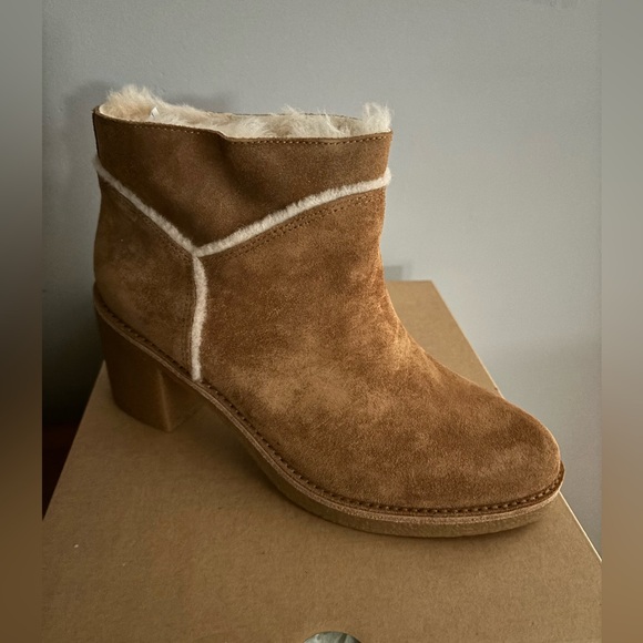 UGG Kasen Boots - Picture 1 of 4